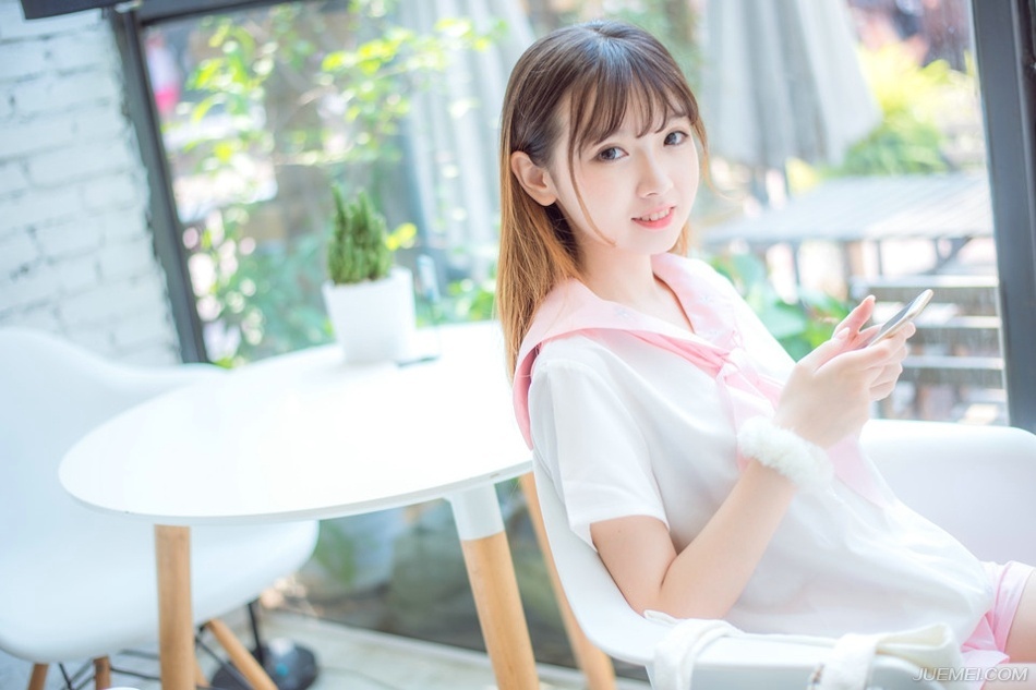 “等等，他不能走！我等……”众人一看刘璋就这么被人带走了，而且丝毫没有在意他们的意思，这怎么行，一名士族带着家丁想要阻拦刘璋车架。